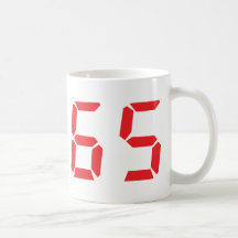 65 digitale Zahl des Weckers mit fünfundsechzig Ro Kaffee Tasse