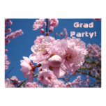 Absolvent-Party! Einladungs-rosa Blume blüht Blau