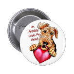 Airedale Terrier hält mein Herz Button