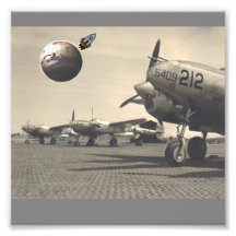 alte Flugzeuge betrachten das neue Raketenschiff Kunstfotos