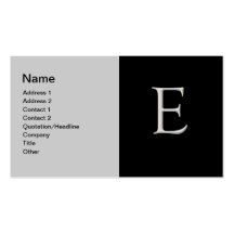 Angehobene silberne Visitenkarte des Buchstabe-"E"