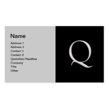 Angehobene silberne Visitenkarte des Buchstabe-"Q"