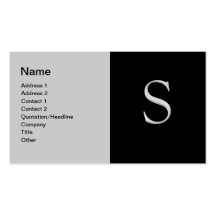 Angehobene silberne Visitenkarte des Buchstabe-"S"