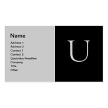 Angehobene silberne Visitenkarte des Buchstabe-"U"