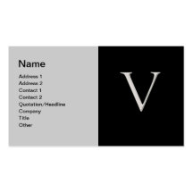 Angehobene silberne Visitenkarte des Buchstabe-"V"
