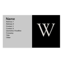 Angehobene silberne Visitenkarte des Buchstabe-"W"