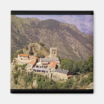 Ansicht der Abtei von St Martin du Canigou Magnete