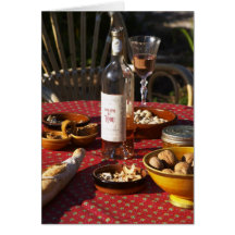 Aperitif und Aperitifs zugebereitet: Brot, Oliven, Karte