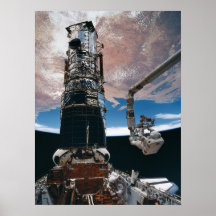 Astronaut, der an dem Hubble Weltraumteleskop arbe Posterdrucke