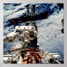 Astronaut, der an dem Hubble Weltraumteleskop arbe Posterdrucke