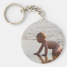 Baby, das im Sand auf dem Strand spielt Schlüsselanhänger