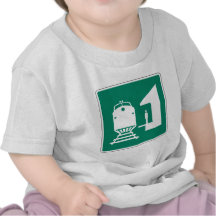 Bahnstation-Straßenschild T-shirts