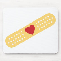 Band-Hilfe mit einem roten Herzen Mauspads