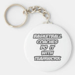 Basketball-Trainer tun es mit Teamwork Schlüsselanhänger