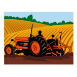 Bauer, der den Bauernhoftraktor pflügt Feld fährt Postkarten