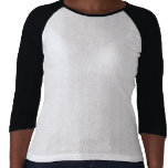 Baum, der T-Shirt umarmt
