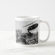 Bedeutenden Crandalls UH-1D Hubschrauber im Vietna Kaffee Tasse