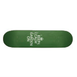 Behalten Sie Ruhe und Garten an - alle Farben Bedrucktes Skateboard