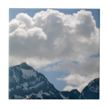 Berge und Wolken-Fliese