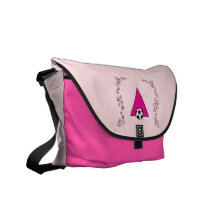 Beschriften Sie ein Monogramm im Fußball-Rosa Kuriertaschen