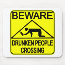 Betrunkene Leute-Kreuzung Mousepad