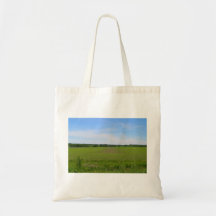 Blaue Himmel des schönen Ackerlands erntet im Feld Tragetasche