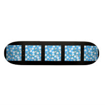 Blaue und weiße Blumen. Blumenmuster Individuelle Skatedecks