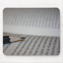 Bleistift auf Buchseiten mauspads