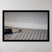 Bleistift auf Buchseiten - Plakatdruck poster