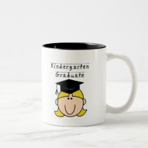 Blonder Mädchen-Kindergarten-Absolvent Tee Tassen