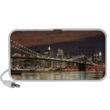 Brooklyn-Brücke und Manhattan-Skyline nachts Mp3 Lautsprecher