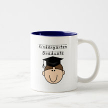 Brünetter Jungen-Kindergarten-Absolvent Kaffeetassen