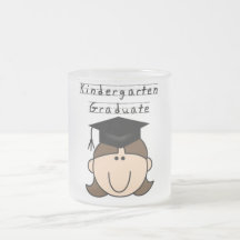 Brünetter Mädchen-Kindergarten-Absolvent Tee Haferl