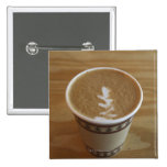 Cappuccino mit Baumentwurf im Schaum Anstecknadelbutton