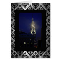 Chrysler-Gebäude-Lit oben an der Dämmerung im Nebe Grußkarte