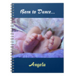 Das Babynotizbuch, das geboren ist, Baby-Füße zu t