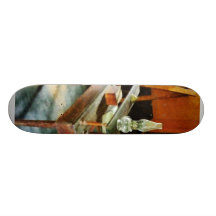 Der Schreibtisch des Lehrers mit Hurrikan-Lampe Skateboarddecks