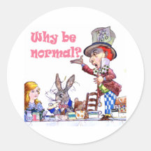 Der wütende Hutmacher fragt Alice, "warum ist norm Runder Sticker
