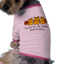 Die Eichhörnchen stehlen meine Vernunft Hunde Shirts