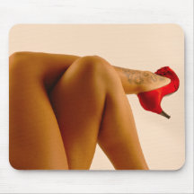 Die gekreuzten bloßen Beine der Frau mit rotem hoh Mousepad