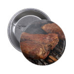 Die Steaks, die Grill grillen, grillt Fleisch Anstecknadel
