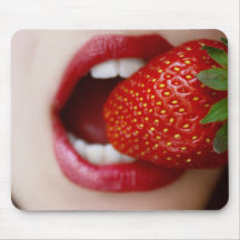 Die Süßigkeit der Natur - Frau, die Erdbeere isst Mousepads