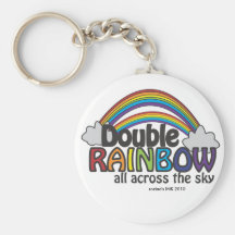 Doppelter Regenbogen aller über dem Himmel Schlüsselanhänger
