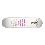 Dunkles weibliches Armee-Mädchen Skateboarddeck