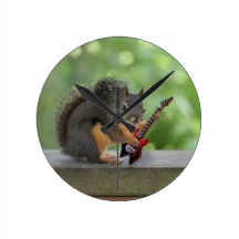 Eichhörnchen, das E-Gitarre spielt