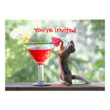 Eichhörnchen, das ein Cocktail trinkt Individuelle Einladung