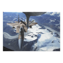 Ein F-15C Eagle Flugzeug sitzt hinter einem KC-135 Photodruck