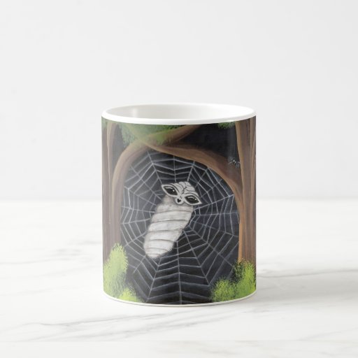 Ein gefangenes alien in einem kleinen Spinnen-Netz Teehaferl