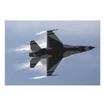 Ein kämpfender Falke F-16 zieht hohe G Kunstfoto