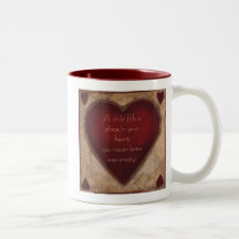 Ein Kind füllt Becher Teetasse